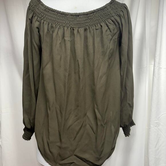 Green express off the shoulder - Picture 1 of 3